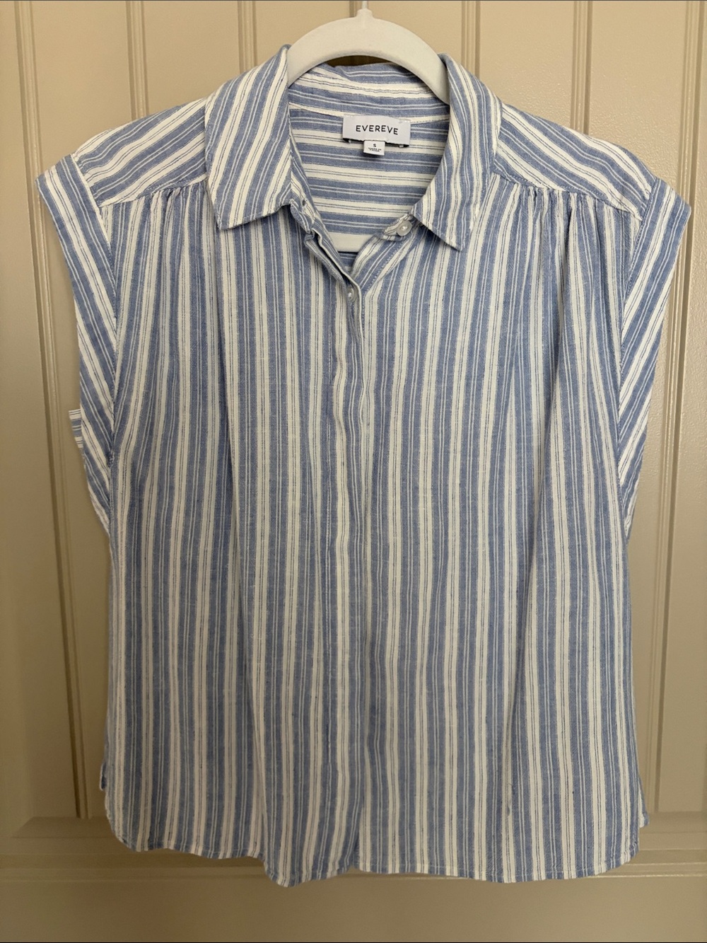 Evereve Light Blue and White Striped Short-Sleeve Button-Down Shirt